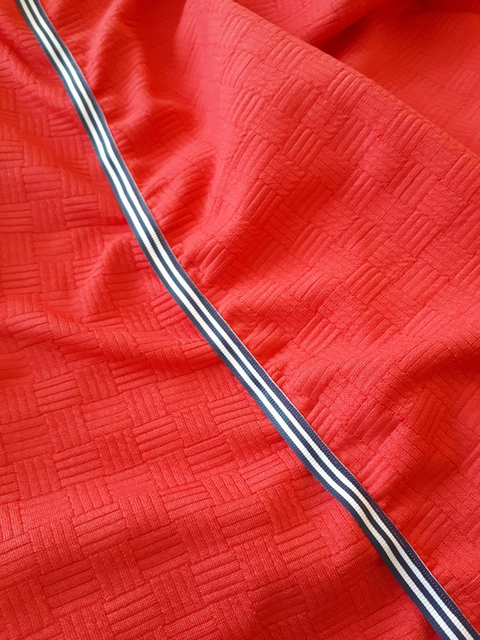 Ever wondered how to properly apply woven ribbon to a stretch garment? In this blog by Sewingridd you'll find out about multiple techniques that will help you!