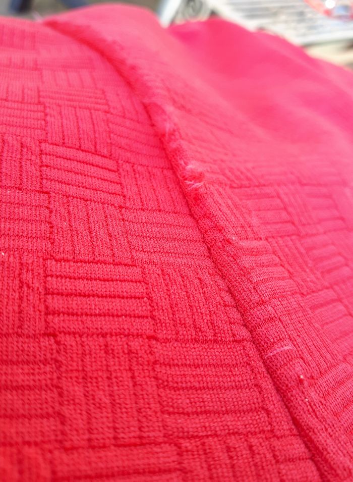 Ever wondered how to properly apply woven ribbon to a stretch garment? In this blog by Sewingridd you'll find out about multiple techniques that will help you!