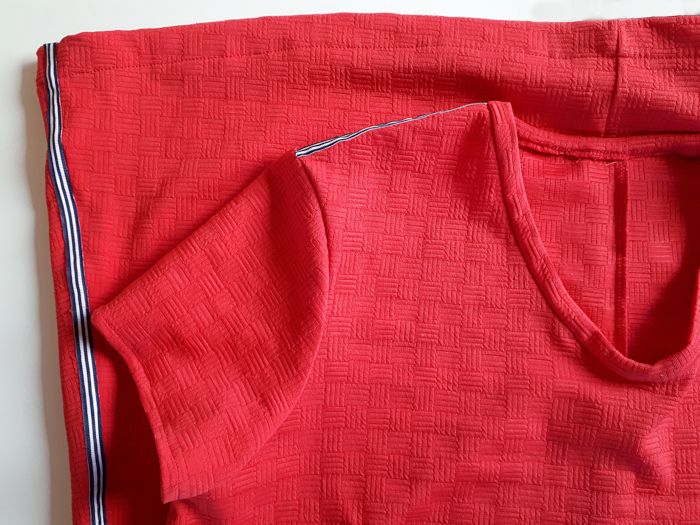 Ever wondered how to properly apply woven ribbon to a stretch garment? In this blog by Sewingridd you'll find out about multiple techniques that will help you!