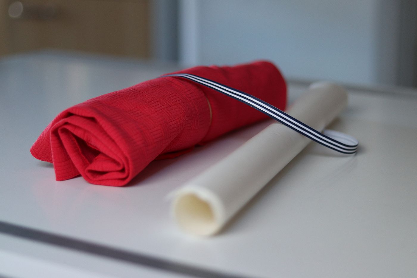 Ever wondered how to properly apply woven ribbon to a stretch garment? In this blog by Sewingridd you'll find out about multiple techniques that will help you!