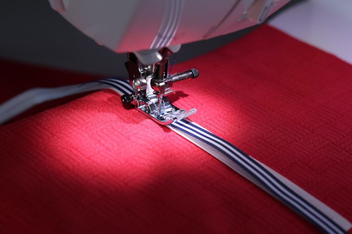 Ever wondered how to properly apply woven ribbon to a stretch garment? In this blog by Sewingridd you'll find out about multiple techniques that will help you!